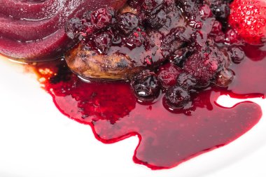 Haşlanmış armut ile ızgara kaz ciğeri.