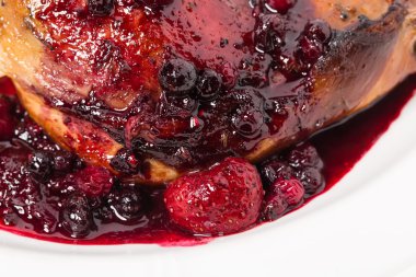 Lezzetli ördek confit kırmızı sos ile bacak.