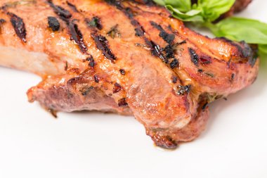 Lezzetli ızgara domuz eti şiş kebap fesleğen ile.