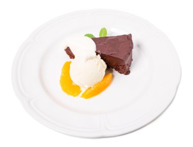 Dondurma kepçe ile çikolatalı kek.