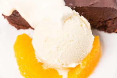 Dondurma kaşık closeup ile çikolatalı kek.