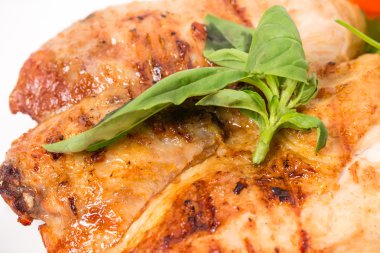 Taze fesleğen yaprakları ile ızgara tavuk fileto.