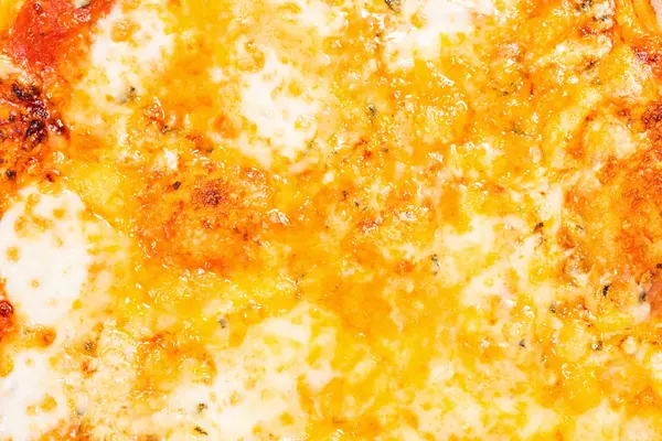 Nahaufnahme von geschmolzenem Käse auf der Pizza. — Stockfoto