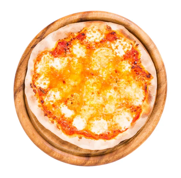 Heerlijke margarita pizza op houten schotel. — Stockfoto