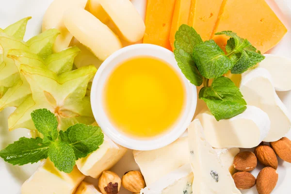 Prato de queijo delicioso com nozes e mel . — Fotografia de Stock