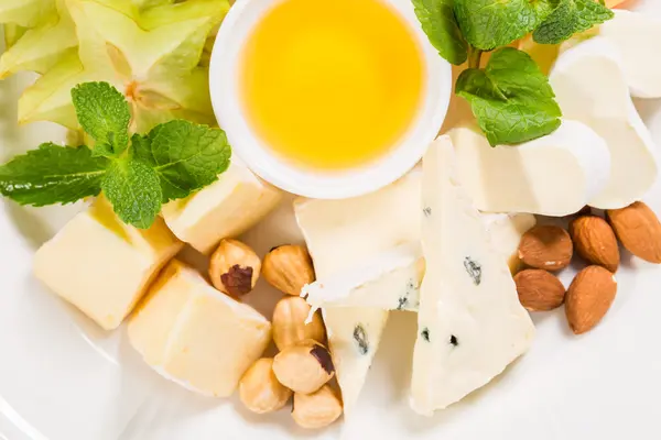 Prato de queijo delicioso com nozes e mel . — Fotografia de Stock