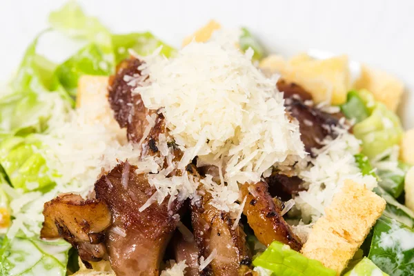 Ördek bacak ile lezzetli Sezar salatası.