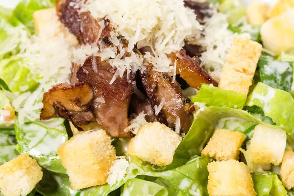 Köstlicher Kaisersalat mit Entenkeule. — Stockfoto