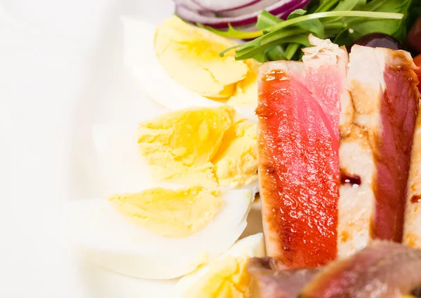 Heerlijke nicoise salade met ansjovis en eieren. — Stockfoto