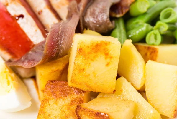 Köstlicher Nicoise-Salat mit Sardellen und Kartoffeln. — Stockfoto