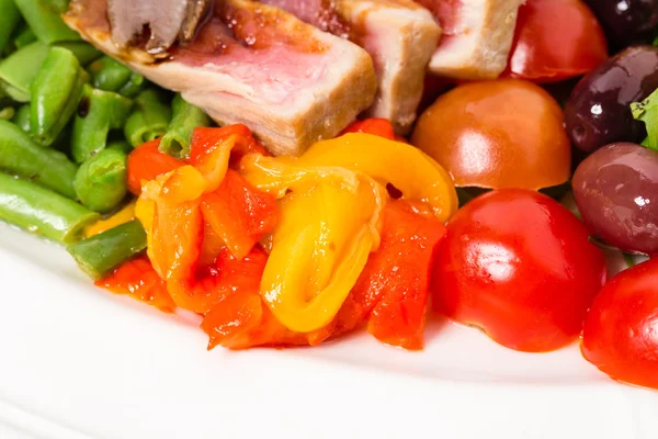 Lezzetli salata domates ve zeytin salatası. — Stok fotoğraf