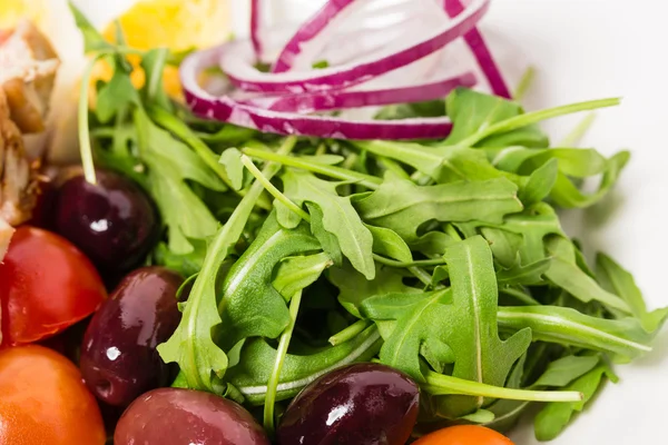 Delicious nicoise salad with arugula and olives. — Stock Photo, Image