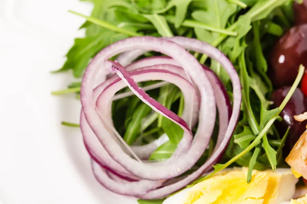 Köstlicher Nicoise-Salat mit Rucola und Zwiebeln. — Stockfoto