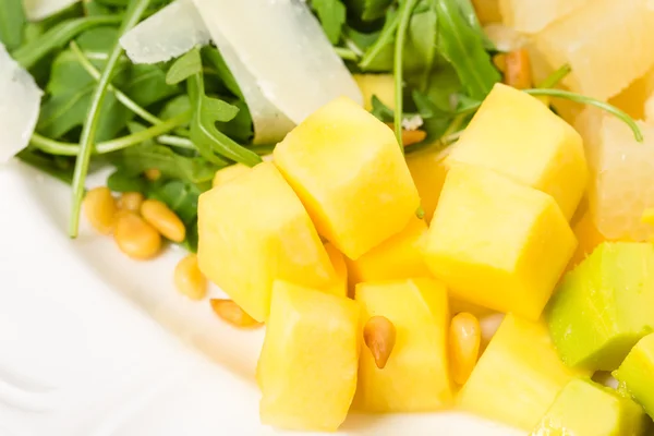 Jumbo garnalen salade met mango en rucola. — Stockfoto