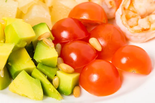 Jumbo shrimp salad with avocado and tomatoes. — Stock Photo, Image