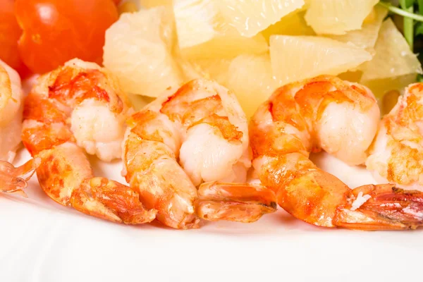 Jumbo shrimp salad with tomatoes and pomelo. — Stock Photo, Image