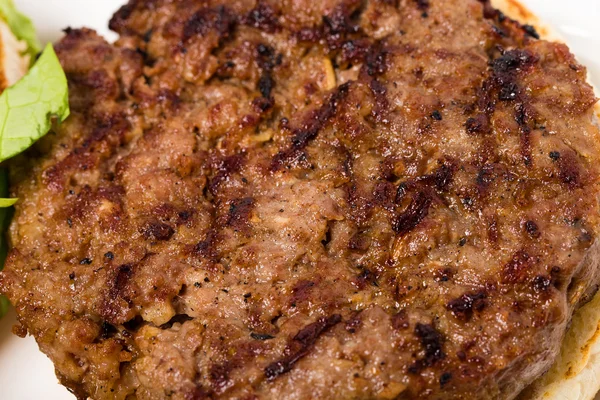 美味的烤的牛肉汉堡配条纹特写. — 图库照片