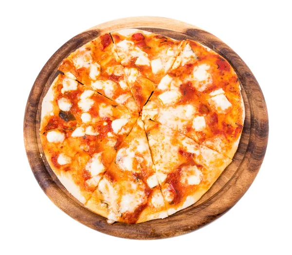 美味的玛格丽塔披萨在木制的盘子上. — 图库照片