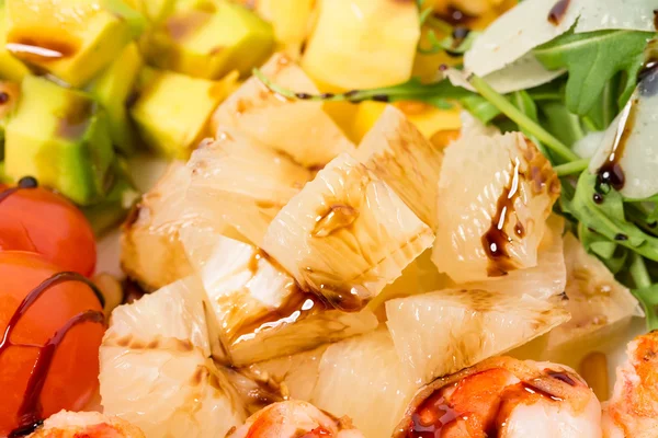 Salada de camarão Jumbo com abacate e manga . — Fotografia de Stock