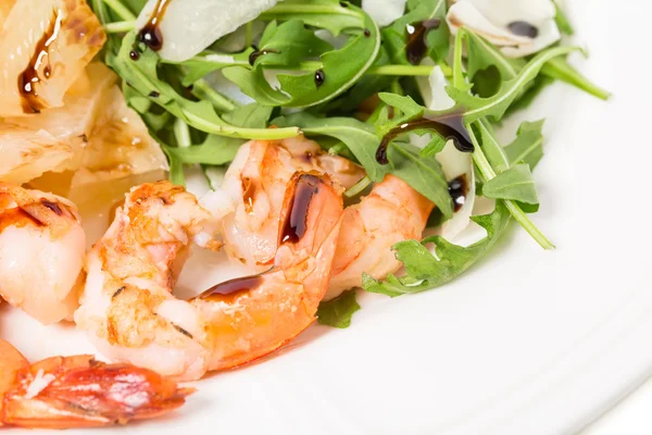 Ensalada de camarones Jumbo con rúcula y mango . — Foto de Stock