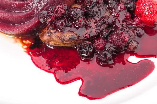 Haşlanmış armut ile ızgara kaz ciğeri.