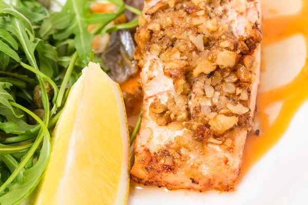 Ceviz ve roka ile pişmiş somon fileto.