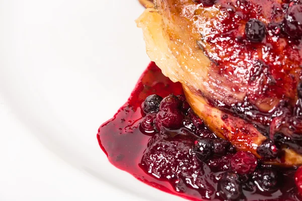 Lezzetli ördek confit kırmızı sos ile bacak.