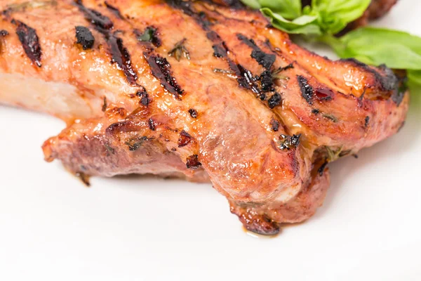 Heerlijk gegrild varkensvlees shish kebab met basilicum. — Stockfoto