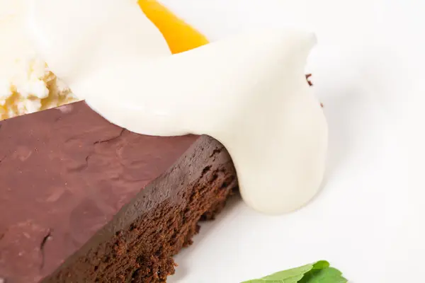 アイス クリーム スクープ クローズ アップとチョコレート ケーキ. — ストック写真