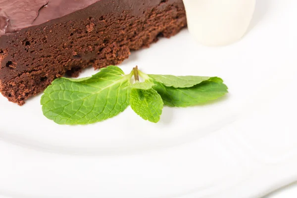 アイス クリーム スクープ クローズ アップとチョコレート ケーキ. — ストック写真