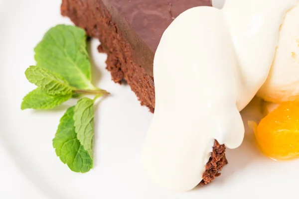 Schokoladenkuchen mit Eiskugel Nahaufnahme. — Stockfoto