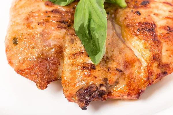 Daging ayam panggang dengan daun kemangi segar . — Stok Foto