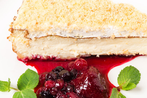 Традиционный чизкейк с ягодным джемом
.