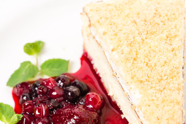 Традиционный чизкейк с ягодным джемом
.