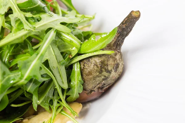 Ugnsbakad aubergine sallad med färska grönsaker. — Stockfoto