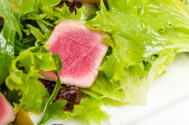 Taze salata Mix ızgara ton balığı filetosu.