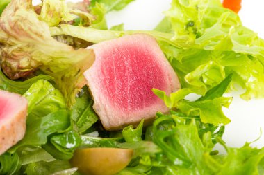 Taze salata Mix ızgara ton balığı filetosu.