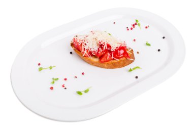 Bruschetta domates ve rendelenmiş parmesan ile.