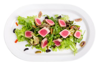 Taze salata Mix ızgara ton balığı filetosu.