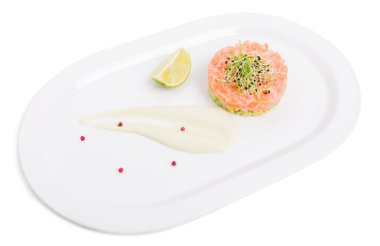 Avokado ve kırmızı havyar ile Somon tartar.