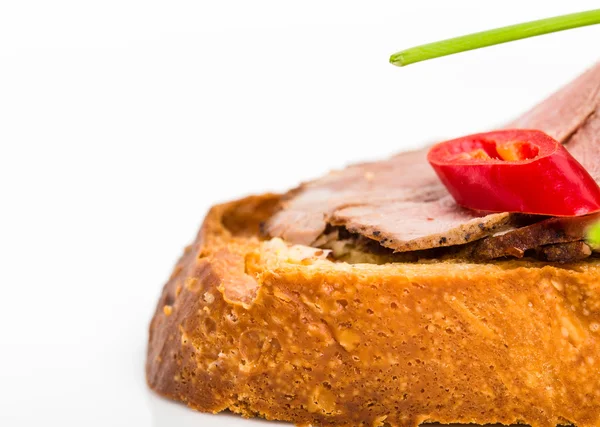 Leckere Bruschetta mit Roastbeef und Zwiebeln. — Stockfoto