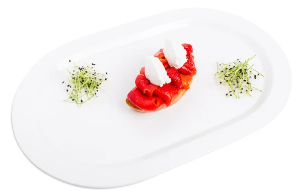 Bruschetta with stewed peppers and mascarpone cheese. — Stock Photo, Image