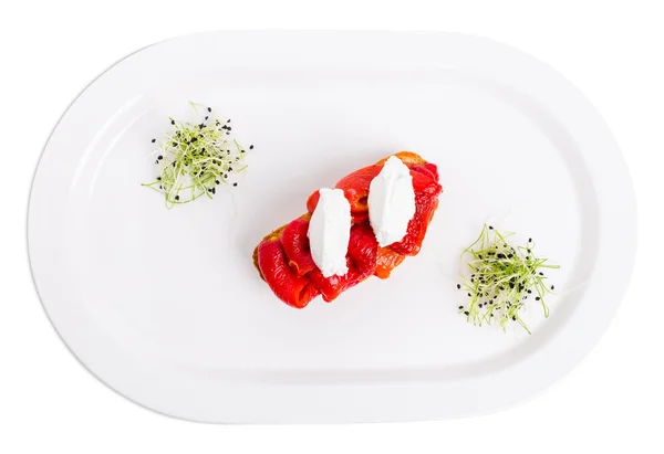 Bruschetta s dušenou paprikou a sýrem mascarpone. — Stock fotografie