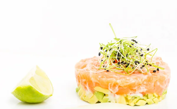 Tártaro de salmão com brotos e caviar vermelho . — Fotografia de Stock