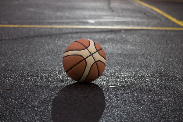 Pelota de baloncesto en la cancha . — Foto de Stock