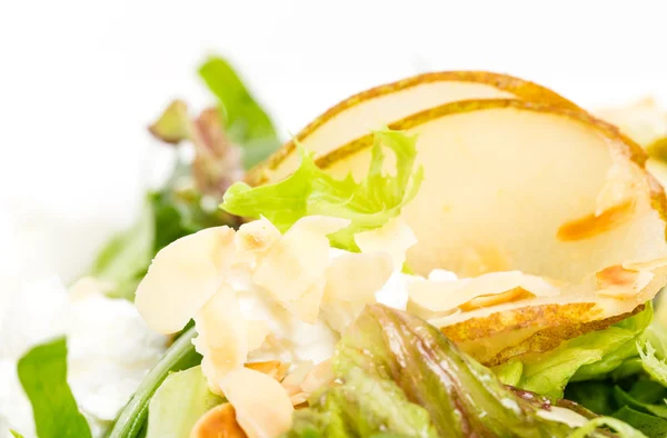 Körte saláta kecske sajt és mandula. — Stock Fotó