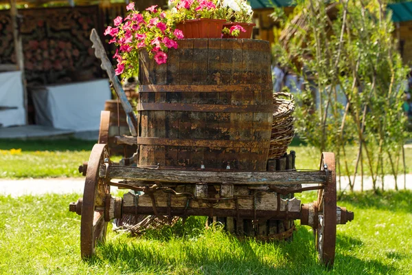 Vieux chariot en bois avec pots de fleurs . — Photo