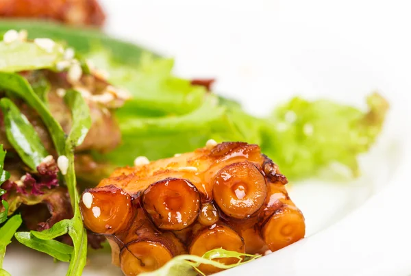 Salad with grilled octopus and dried tomatoes. — Stock Photo, Image