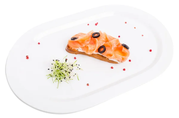 Bruschetta con salmón salado y aceitunas . — Foto de Stock