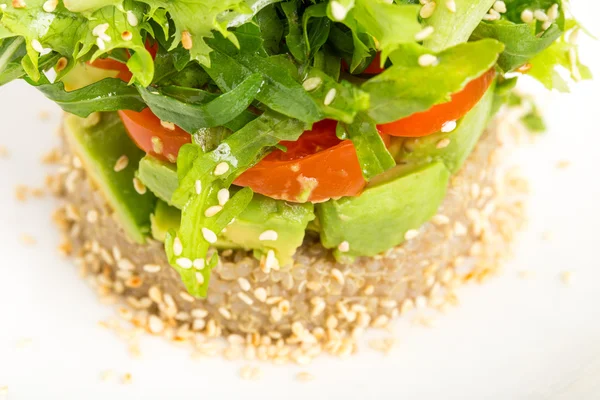 Quinoa-Salat mit Avocado und Kirschtomaten. — Stockfoto